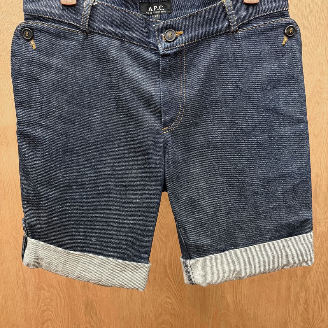 아페쎄 코튼 데님 하프 팬츠 턴업 사이드 버튼 디테일 레귤러핏 인디고 상품이미지5