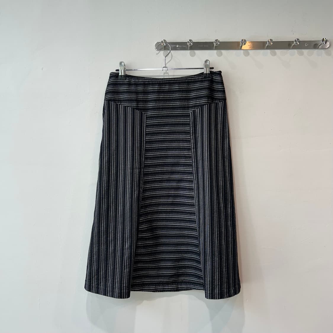 블랙 스트라이프패턴 미디 스커트 상품이미지3