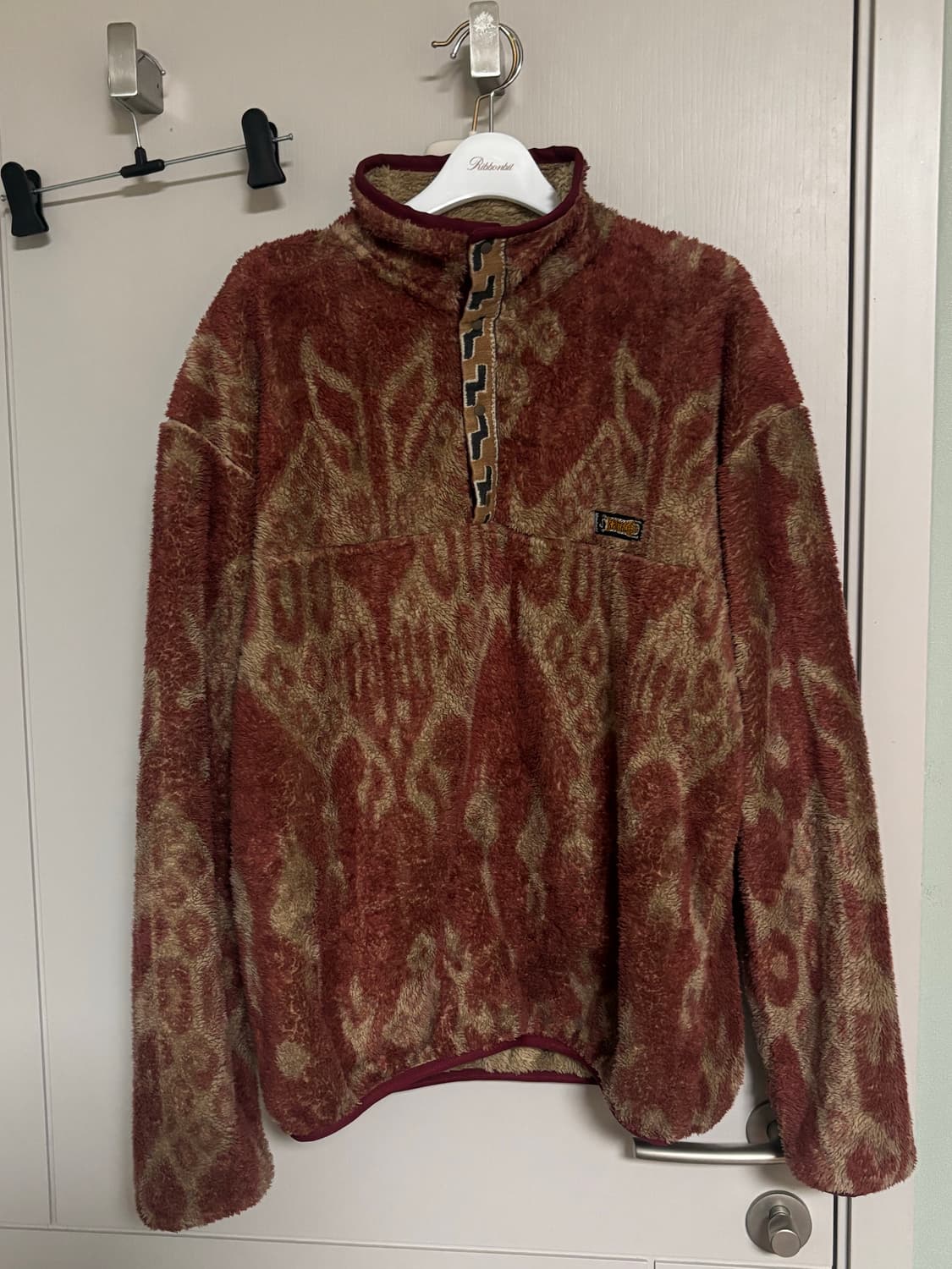 ‼️판완‼️캐피탈 자바 카스리 패턴 스냅-T 플리스 풀오버 레드 상품이미지3