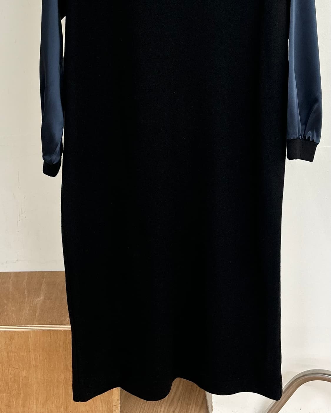 질센더 블랙 실크 롱 슬리브 드레스 상품이미지5