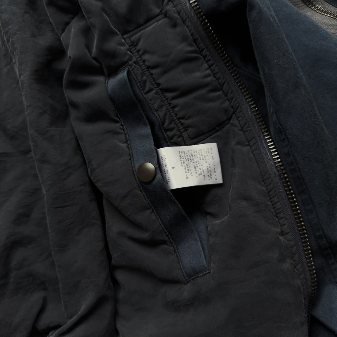 [5] 아프레쎄 25AW 빈티지 실크 플라이트 자켓 네이비 상품이미지6