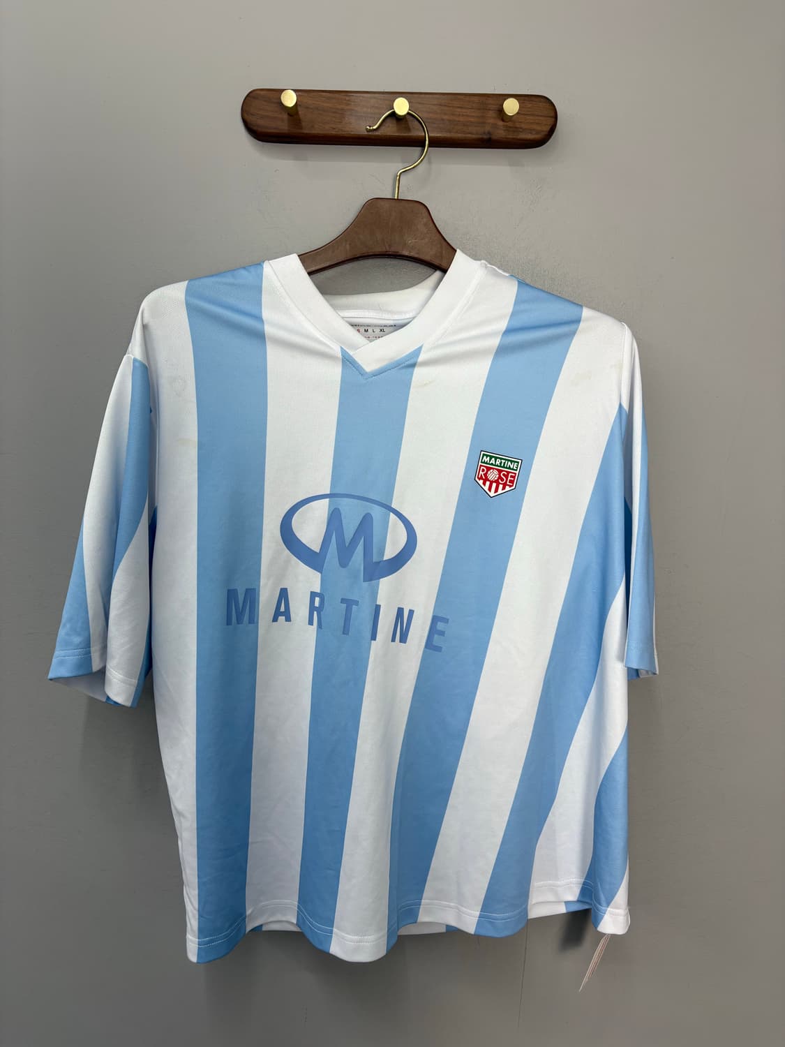 마틴로즈 트위스트 숏슬리브 풋볼탑 화이트 라이트 블루스트라이프 A3506 상품이미지2