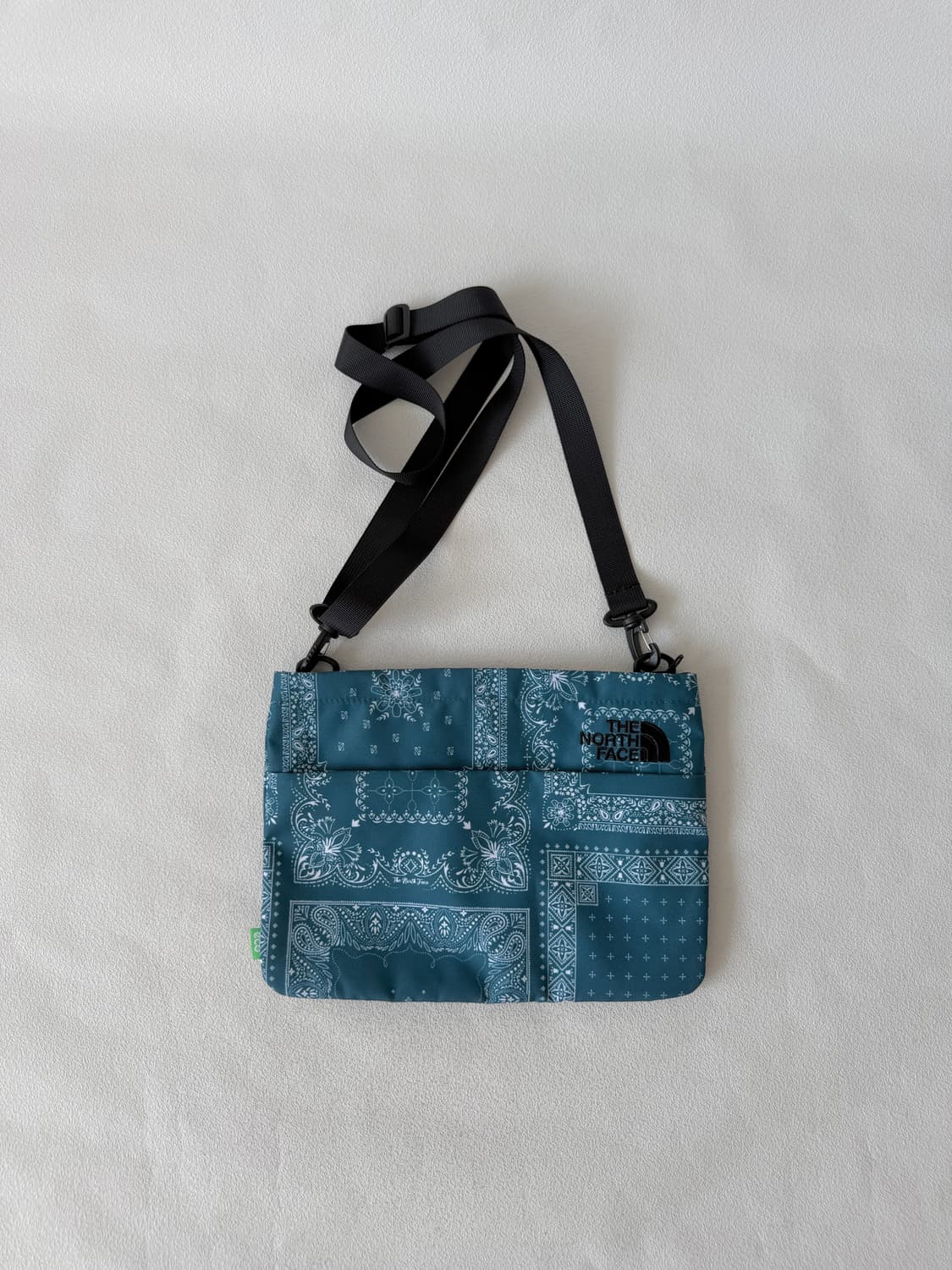노스페이스(THE NORTH FACE) 반다나 패턴 크로스백 상품이미지1