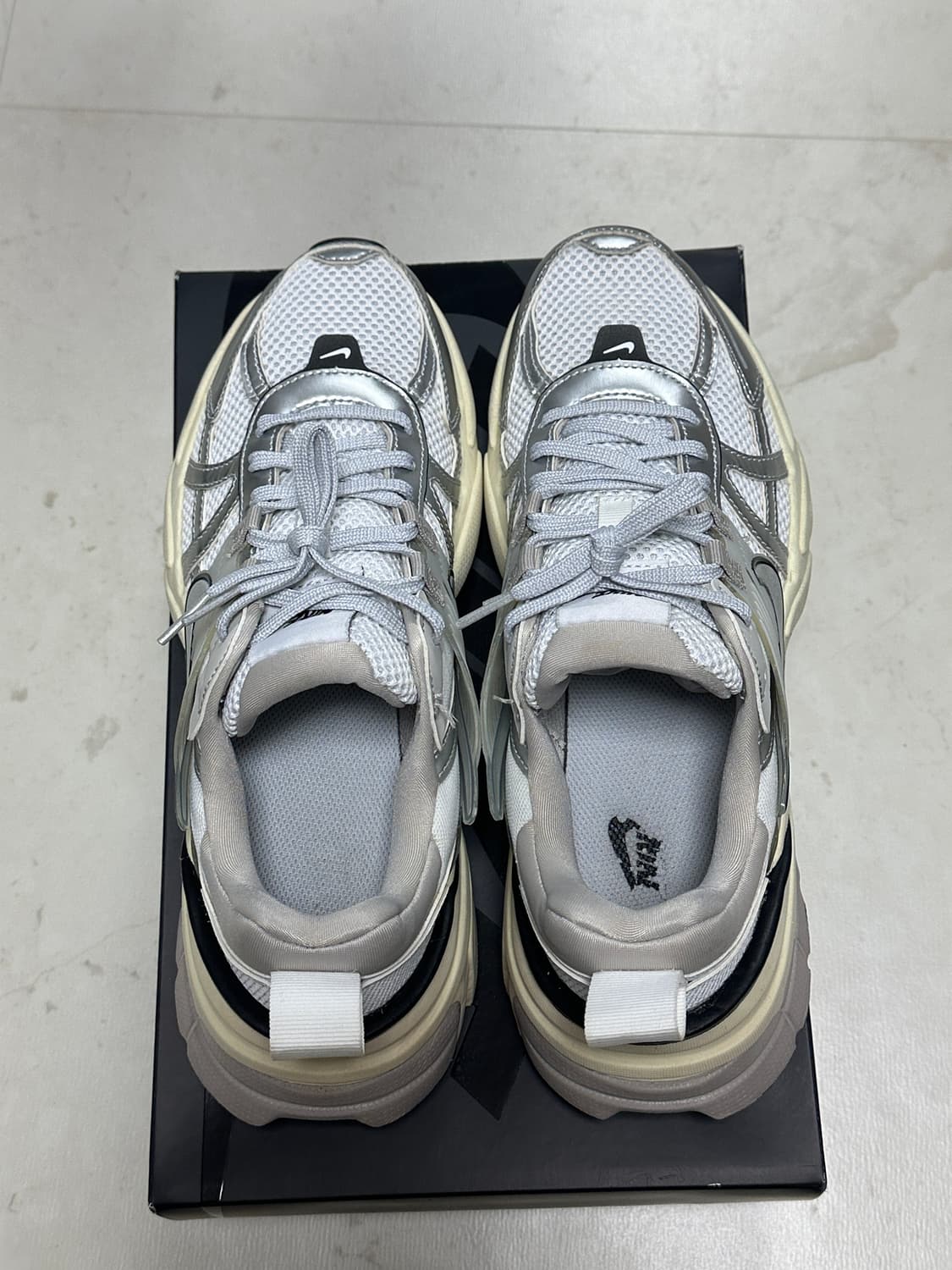 [260] 나이키 V2K 런 서밋화이트 메탈릭실버 상품이미지2