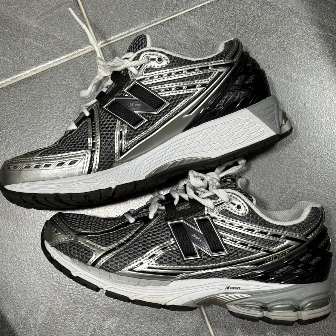 뉴발란스 1906R 상품이미지1