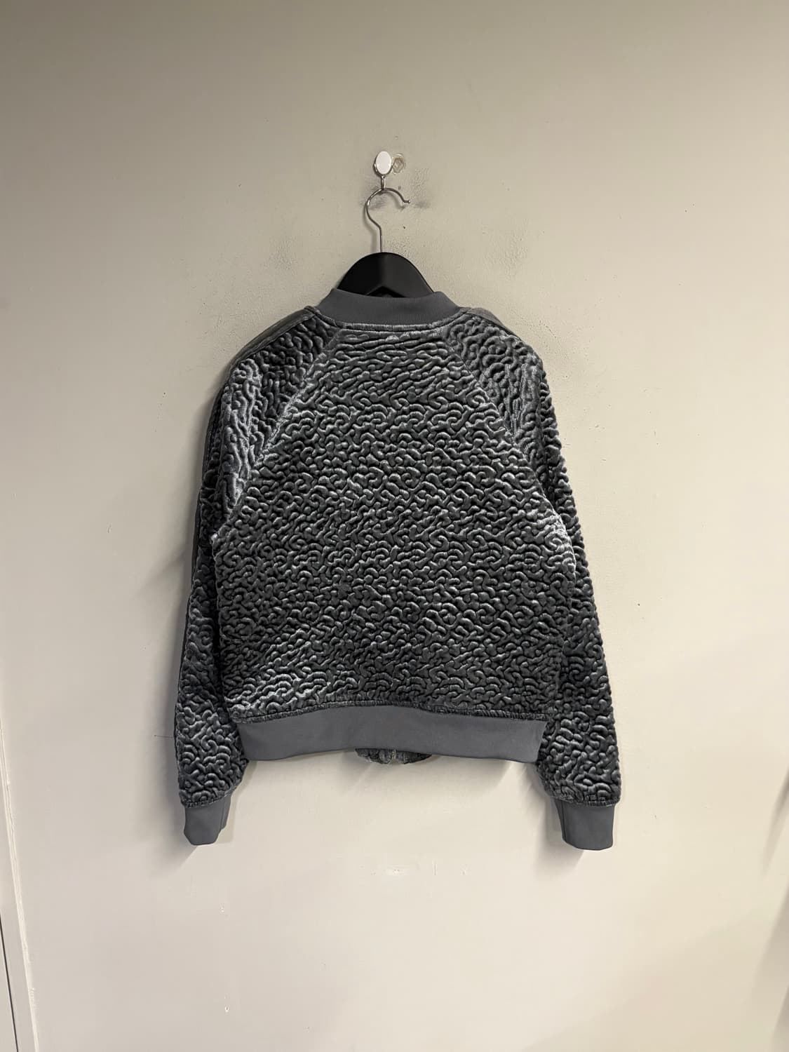 GUESS embossed velvet bomber jacket 상품이미지4