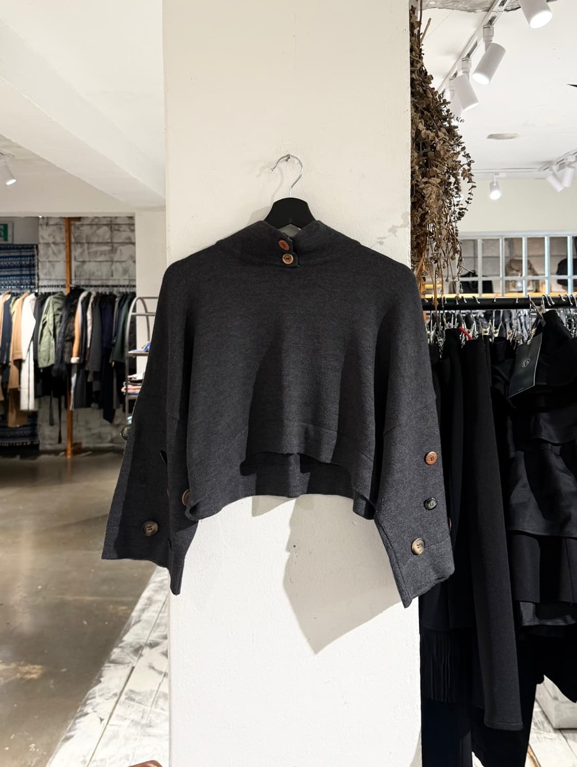 비아 베르디 11 차콜 울 혼방 버튼 와이드 슬리브 크롭 니트 상품이미지1