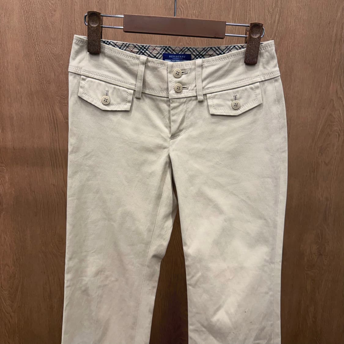 버버리 블루 라벨 코튼 팬츠 클래식 체크 안감 더블 버튼 디테일 베이지 상품이미지4