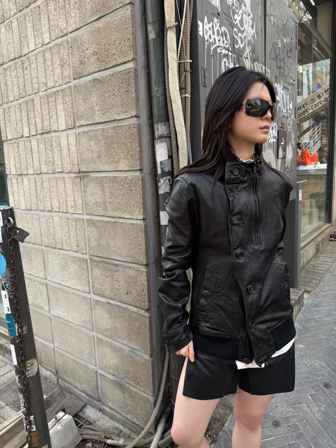 언밸런스 버튼 디테일 레더 자켓 상품이미지3