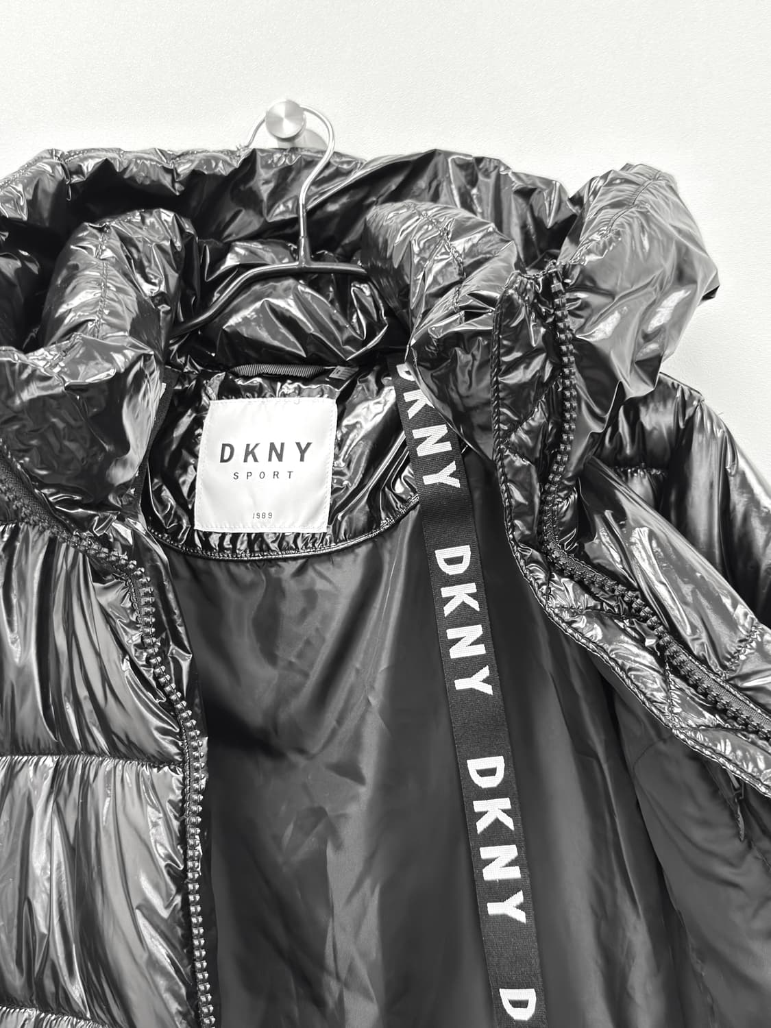  DKNY 스포츠 블랙 글로시 패딩 후드 점퍼 상품이미지5