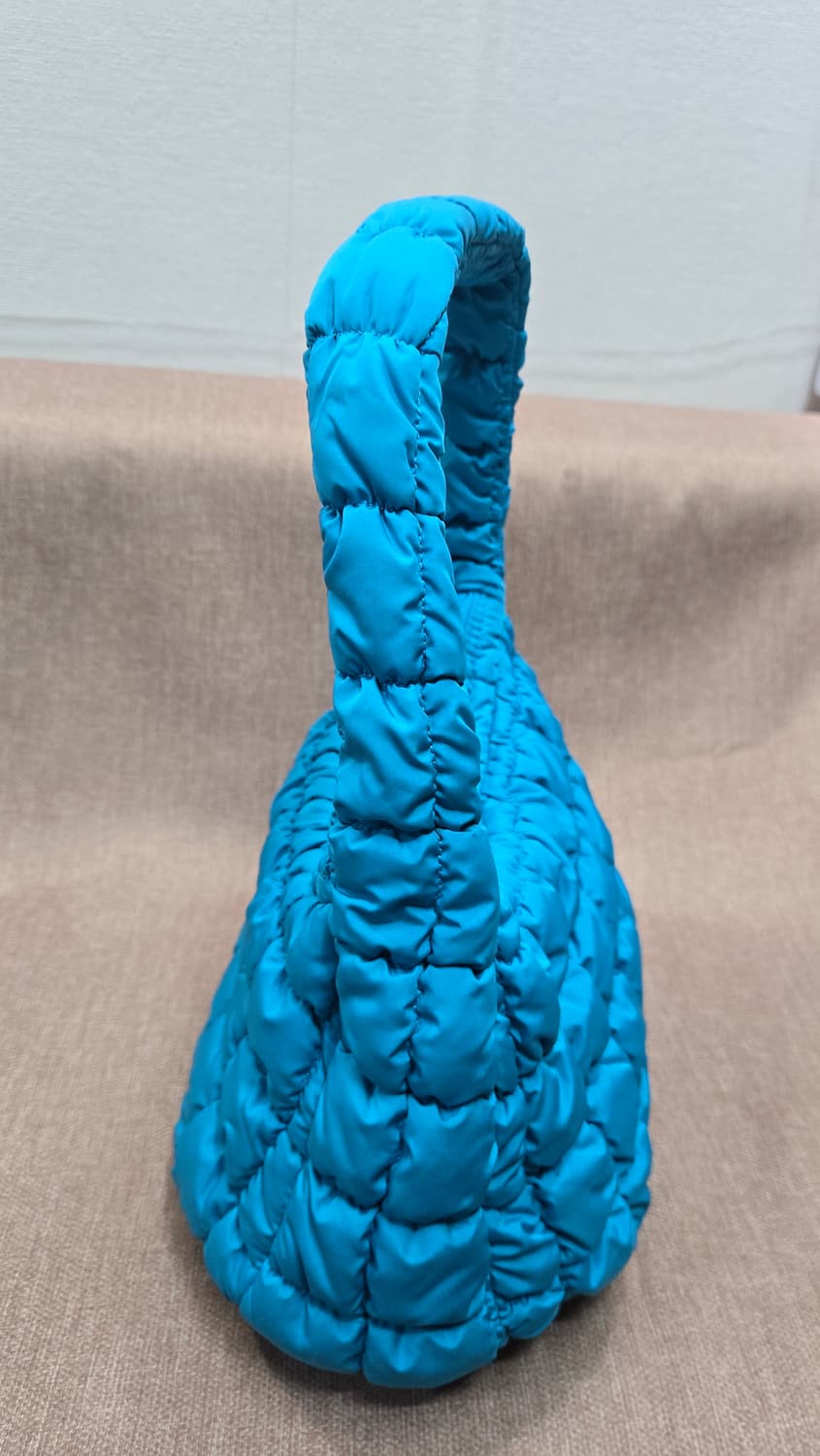 코스 퀼티드 미니백 구름빵 터콰이즈 블루 상품이미지5