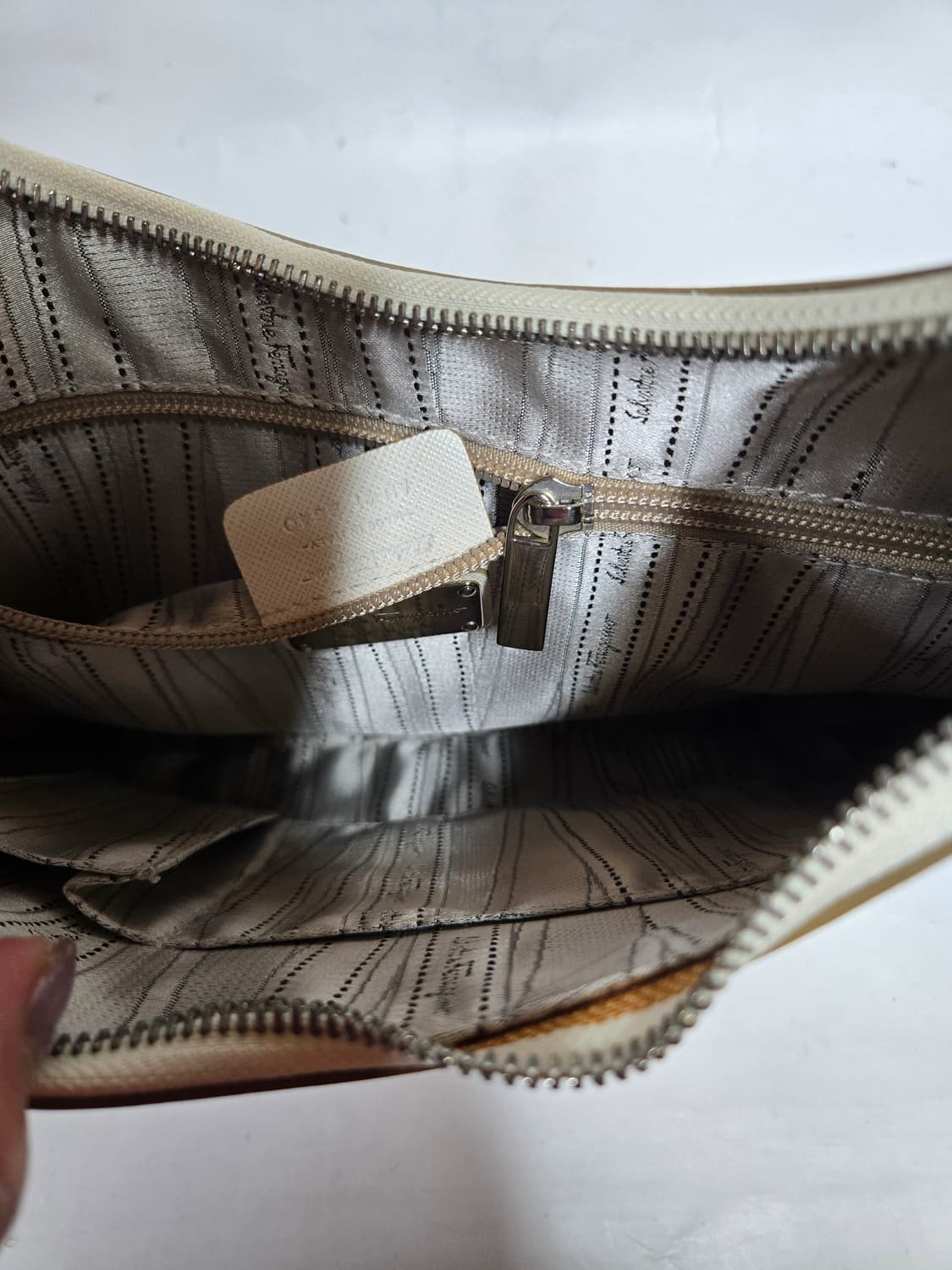 살바토레  페라가모 간치니 호보 숄더백 감정서포함 상품이미지9