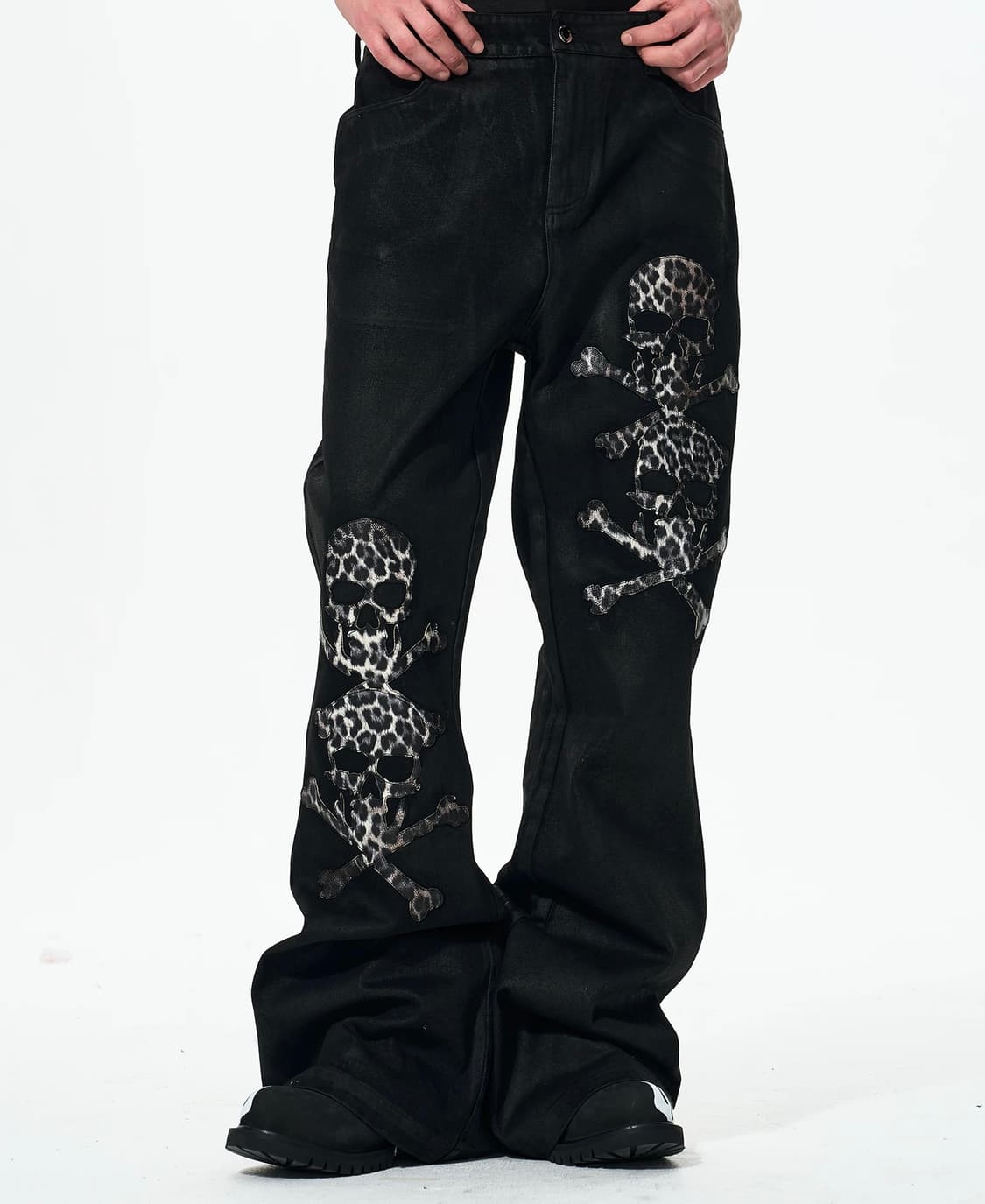 Skull Appliqué Waxed Flared Jeans 상품이미지3