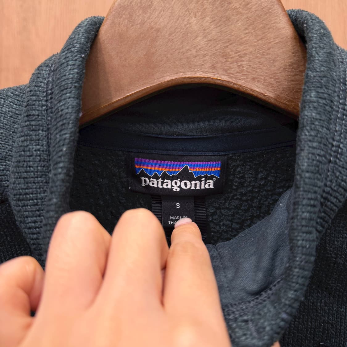 파타고니아 클래식 하이넥 하프 집업 플리스 풀오버 로고 패치 디테일 그린 상품이미지6