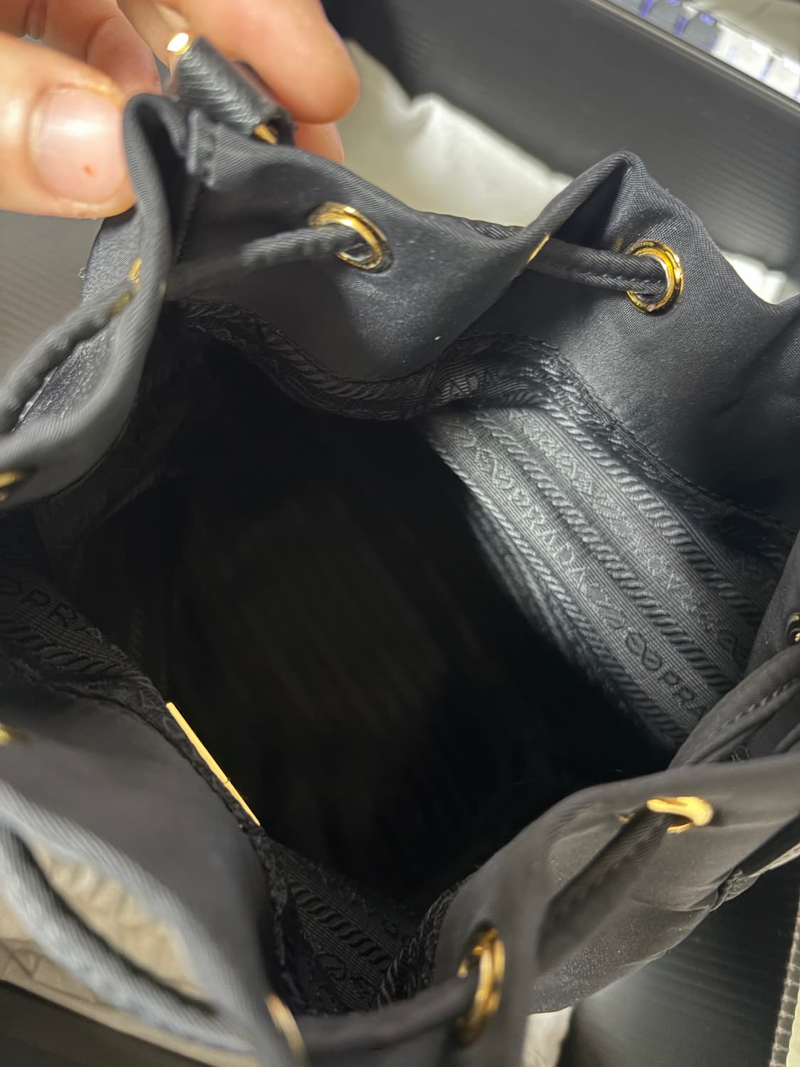 프라다 듀엣 리나일론 숄더백 블랙 골드 상품이미지3