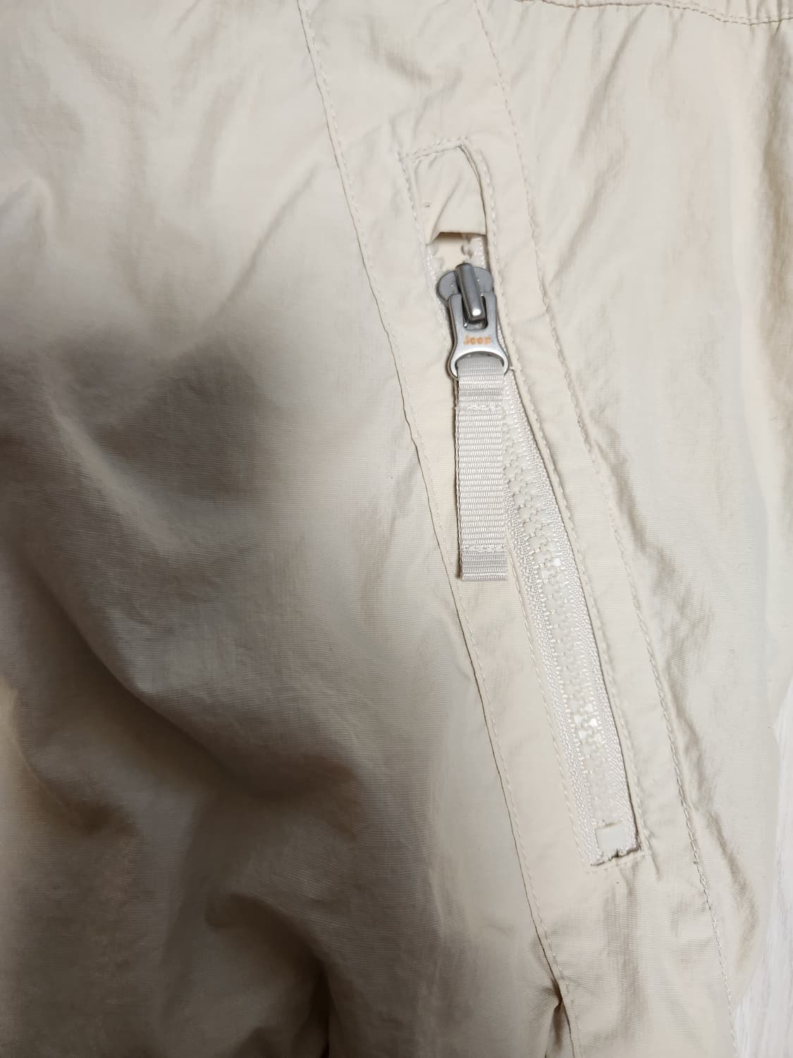 지프 절개디테일바람막이점퍼 L사이즈

사이즈표기 m이나 크게나와서 L로  상품이미지6