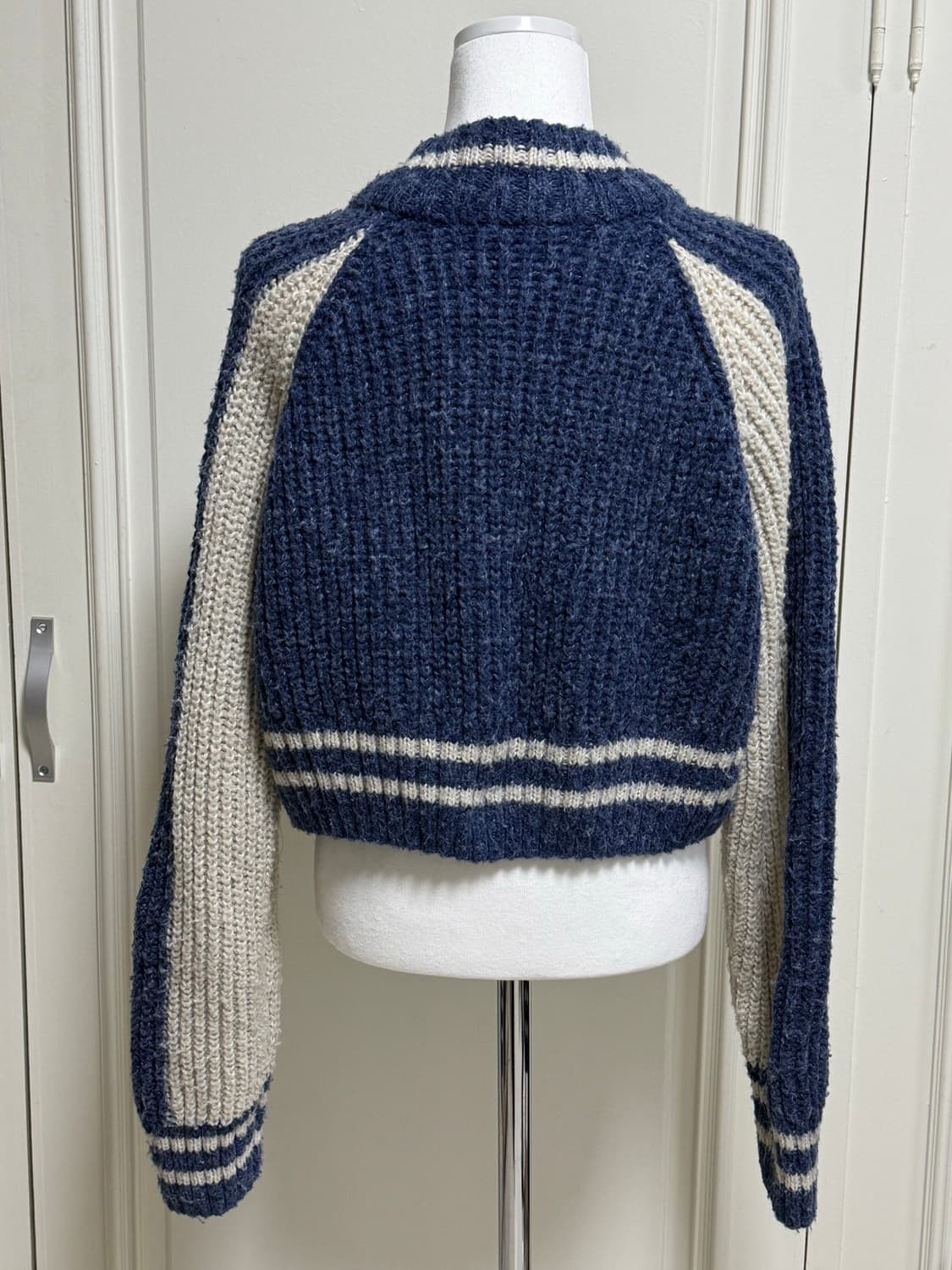 어반드레스 배색 크롭 니트집업 상품이미지4