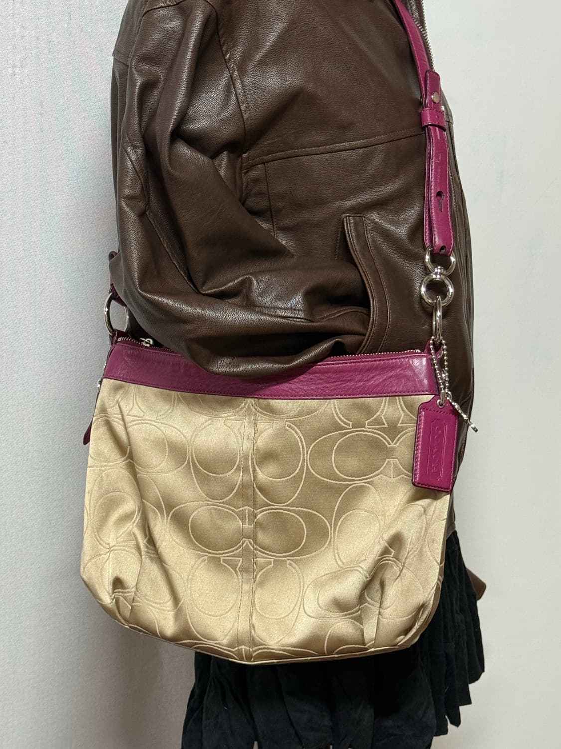 🩷코치 라즈베리핑크 시그니처 자카드 Y2K 숄더백 상품이미지1