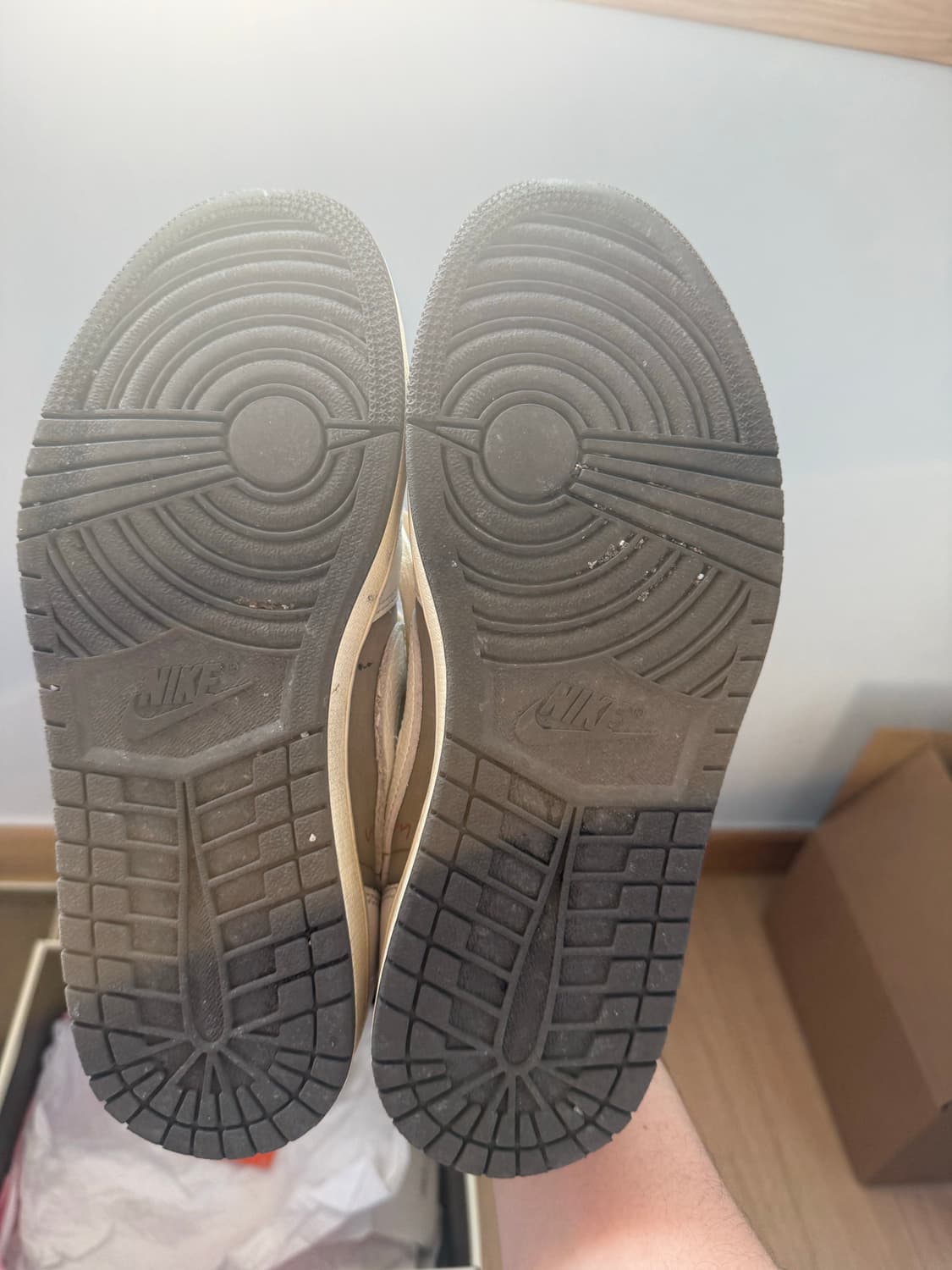 나이키 트레비스 스캇 조던 1  리버스 모카 270 상품이미지3