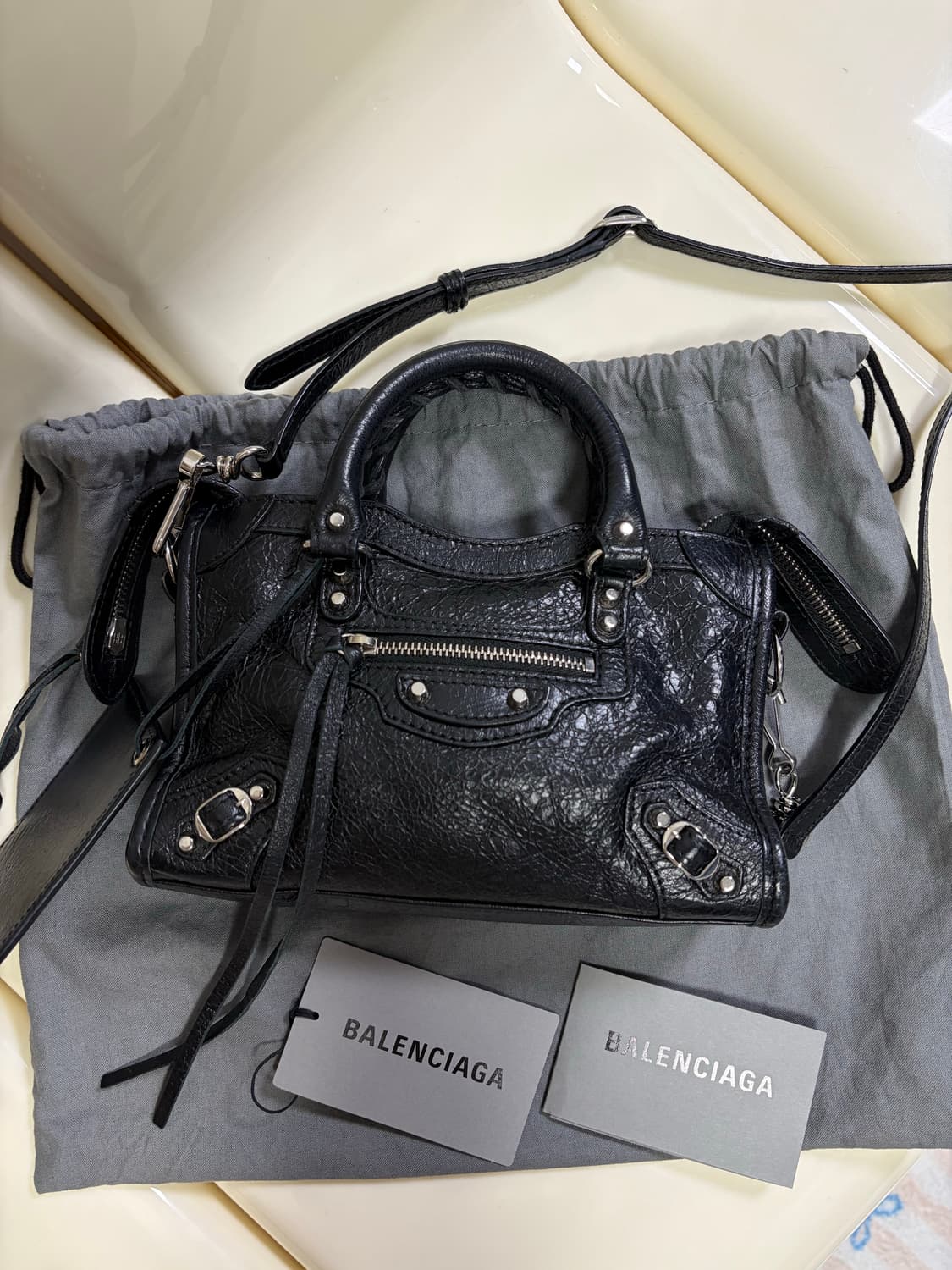 [A+ 정품] 발렌시아가 시티 모터백 나노 블랙 상품이미지2