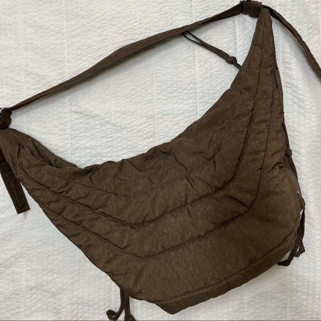 르메르 게임백 라지 다크 브라운 얼쓰 소프트 크로스 바디백 나일론 상품이미지4