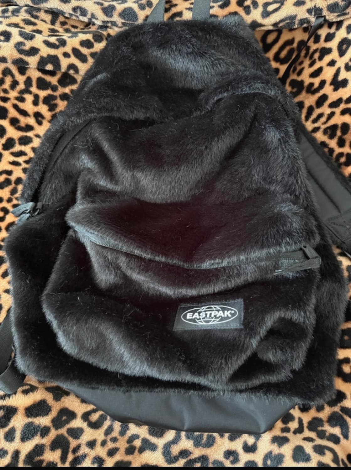 Eastpak 이스트팩 퍼 백팩 24L 상품이미지1