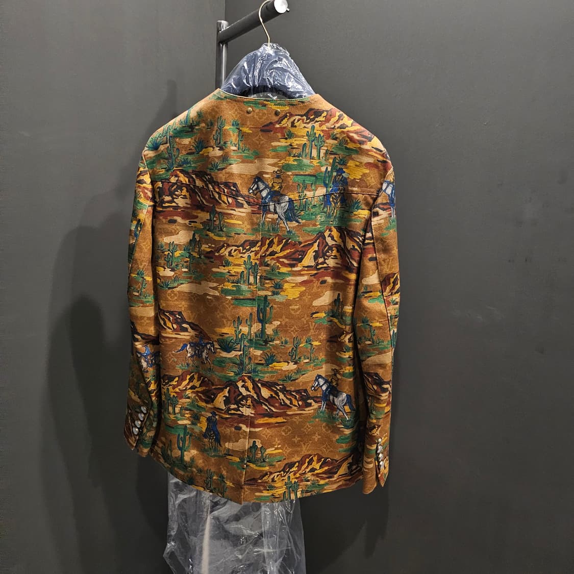 루이비통 웨스턴 컬렉션 카모플라쥬 퍼렐 카라리스 자켓 상품이미지4