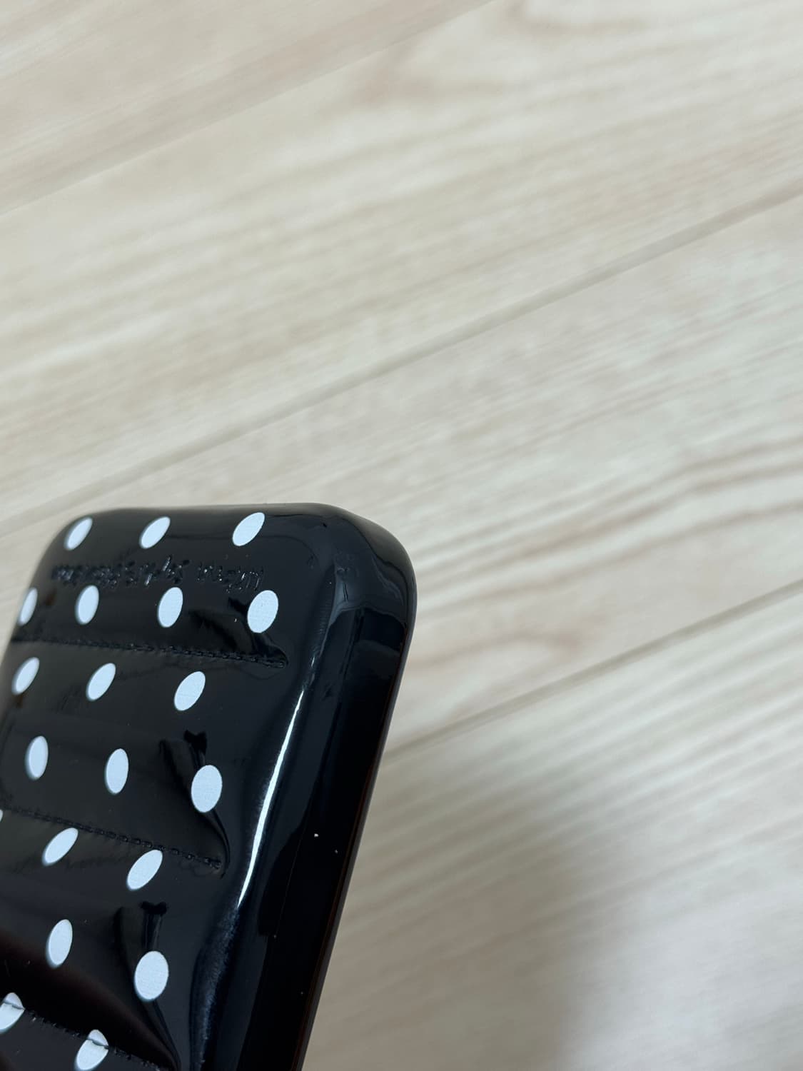 어반소피스티케이션 아이폰 15프로 도트 패딩케이스 상품이미지6