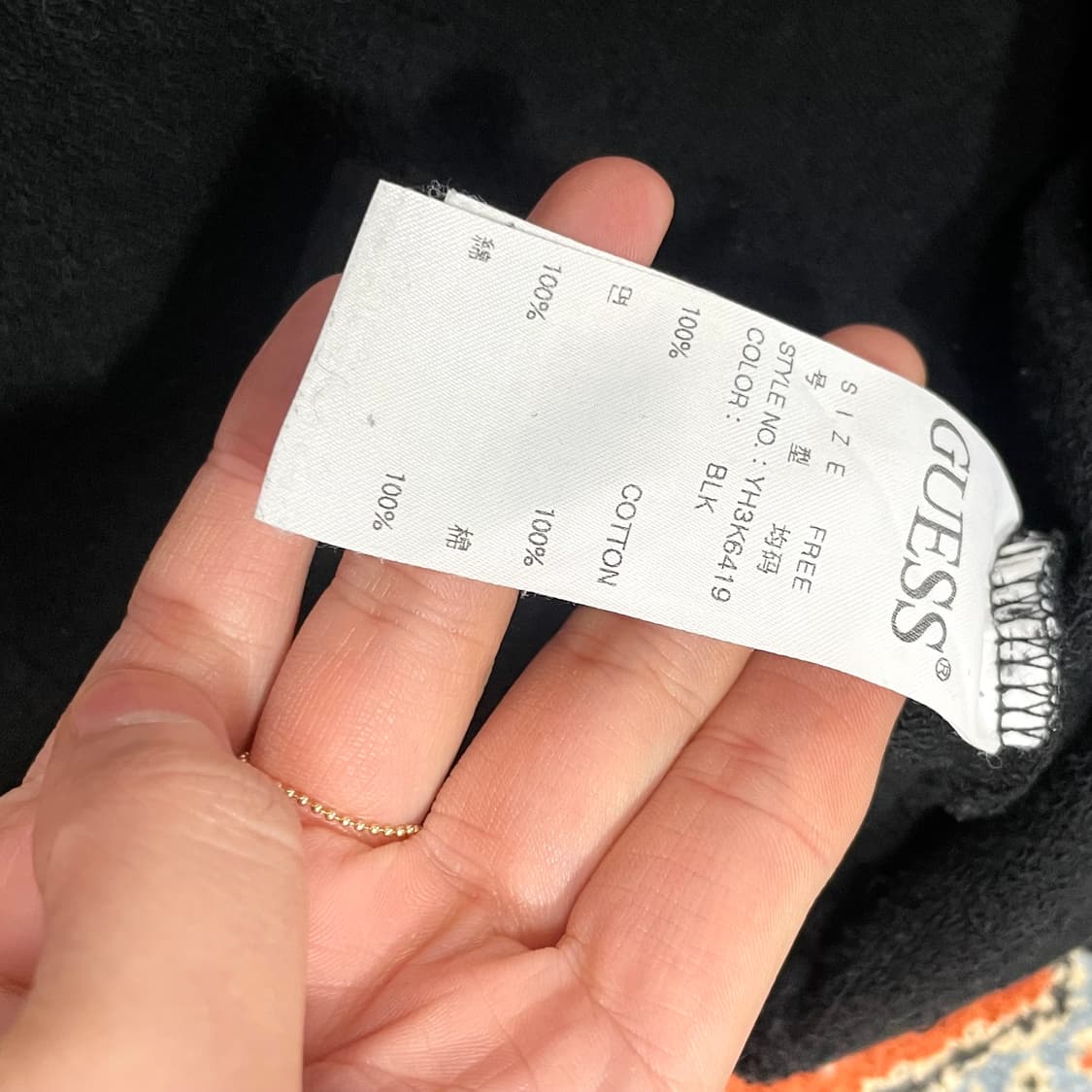 게스 스펠로고 블랙 오버핏 맨투맨 여성FREE 상품이미지5