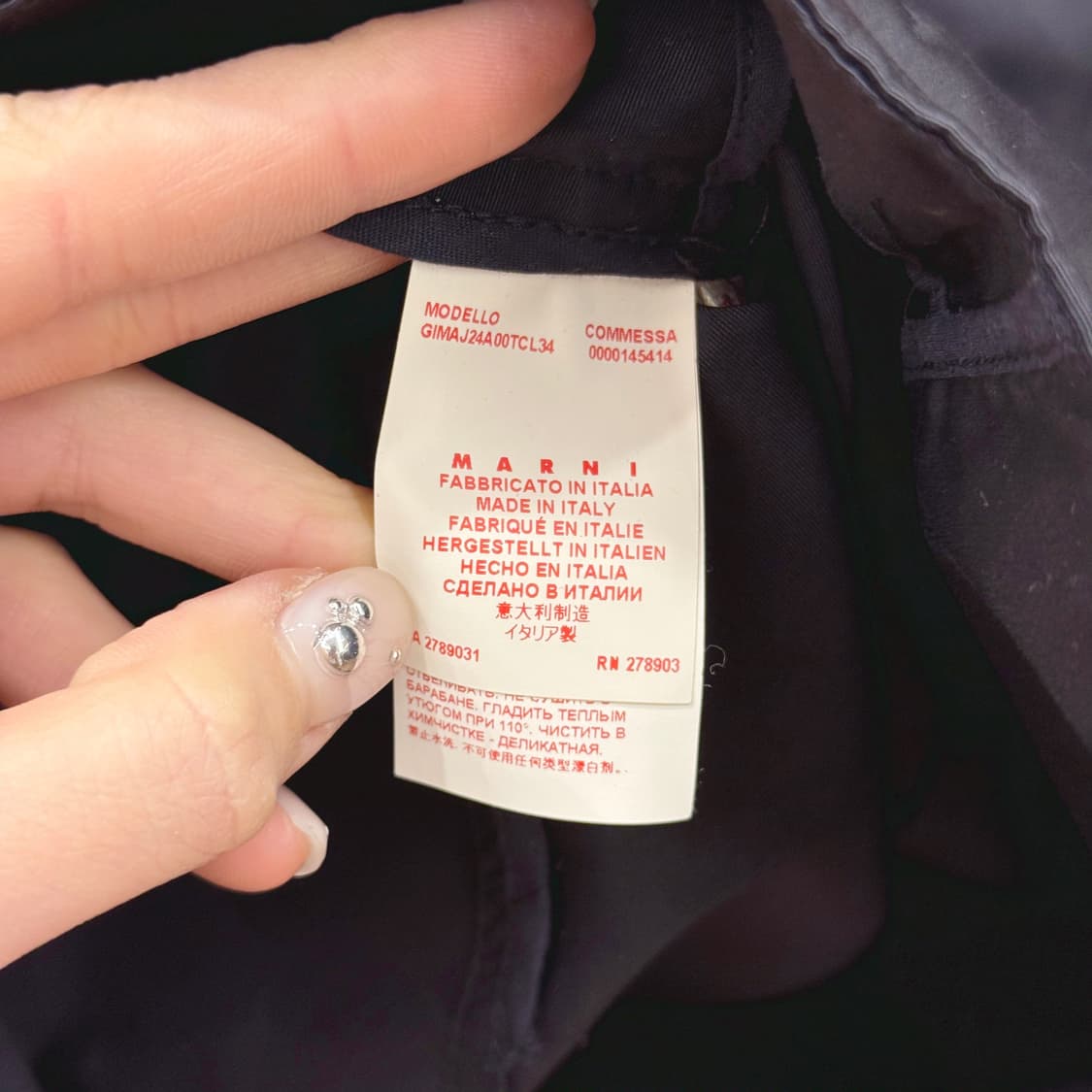 마르니 브이넥 히든 버튼 블라우스 절개 라인 디테일 슬림핏 블랙 상품이미지8