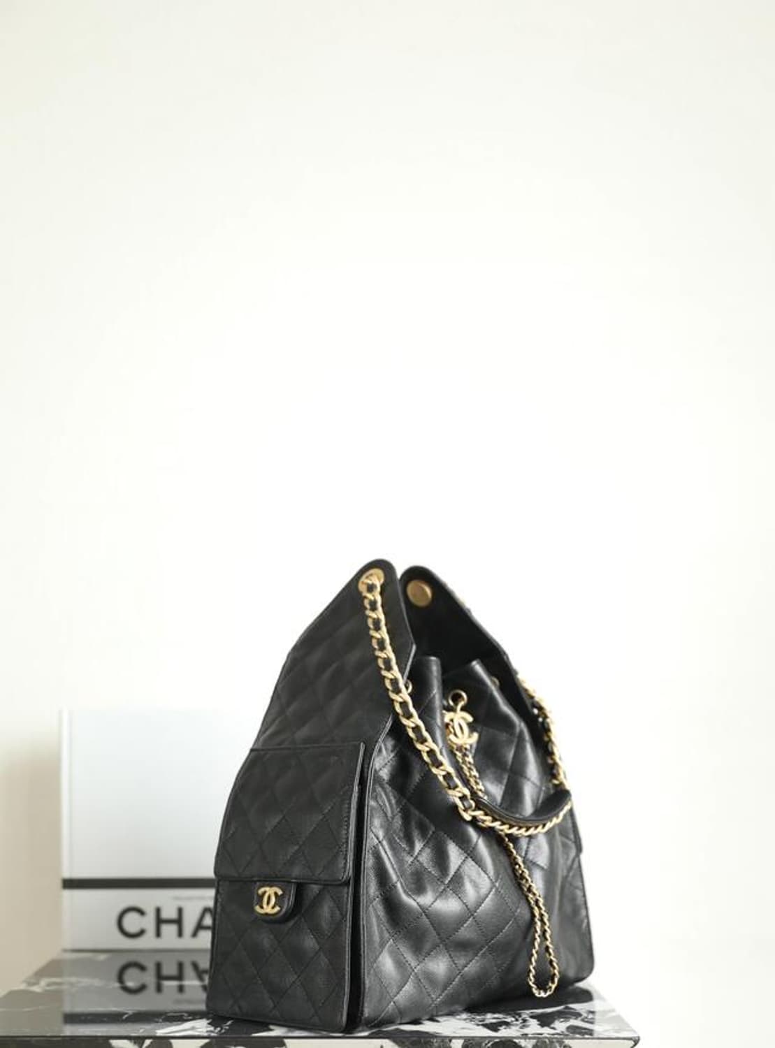 샤넬 블랙 퀼팅 호보백 상품이미지3