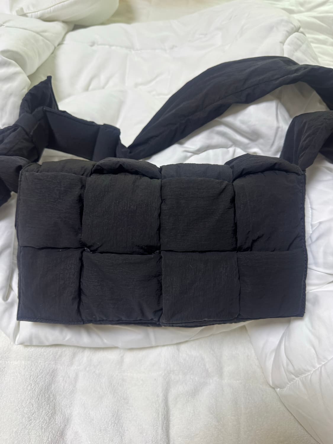 보테가베네타 패디드 카세트백 상품이미지1