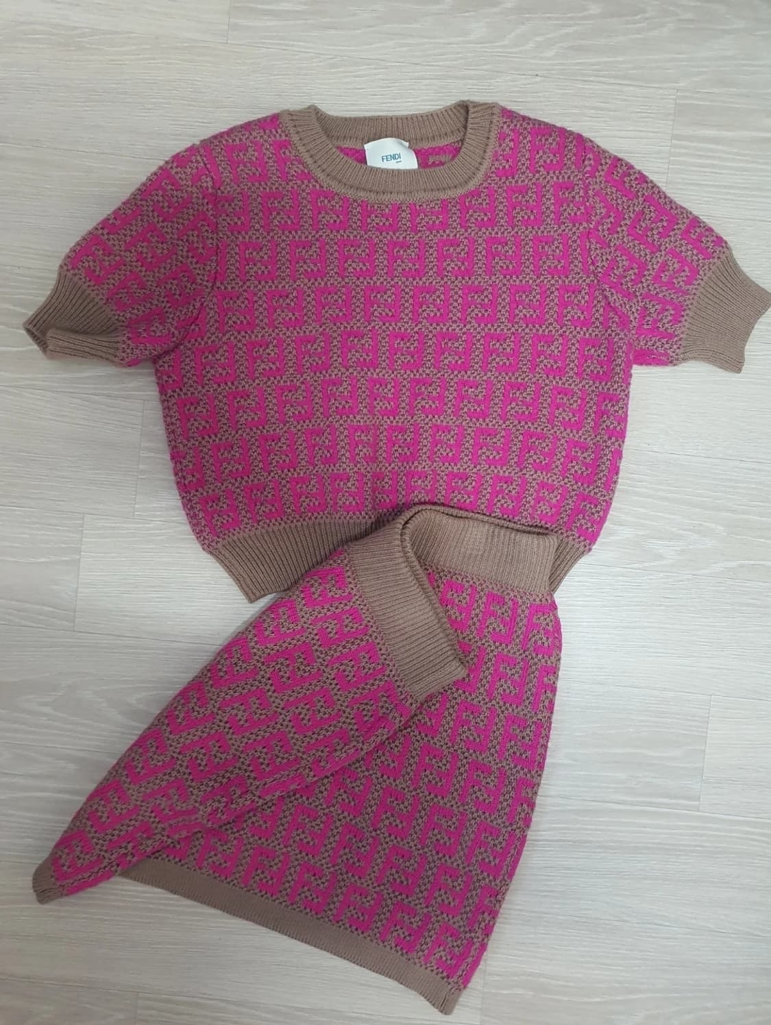 성인44가능)정품 펜디 니트 투피스 세트 상품이미지1