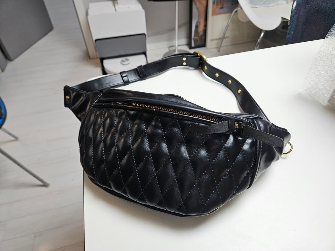 메탈라이즈 퀄팅 가죽 슬링백 블랙 할리 가방 상품이미지1