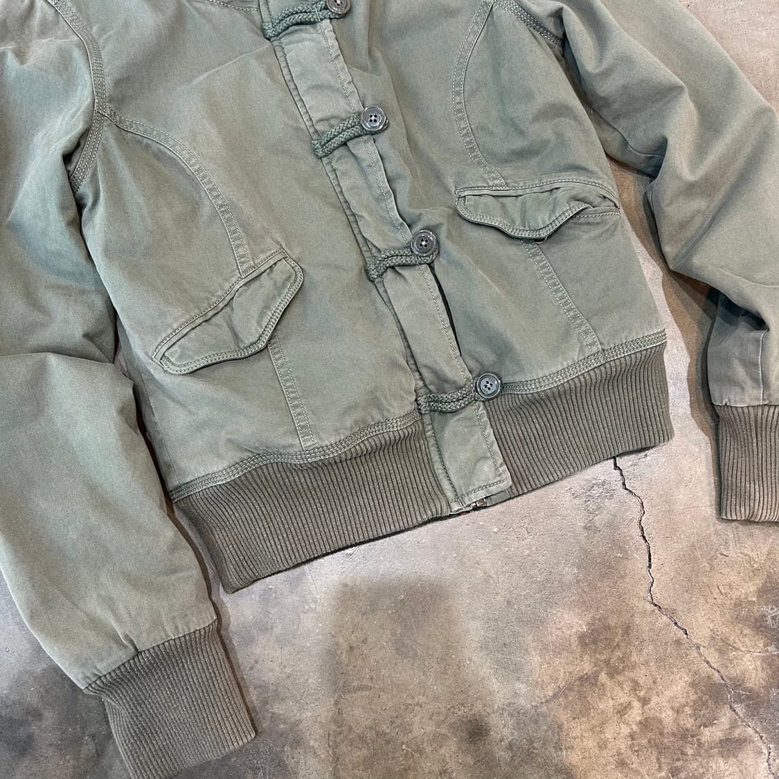 아디다스 카키 봄버 점퍼 상품이미지3