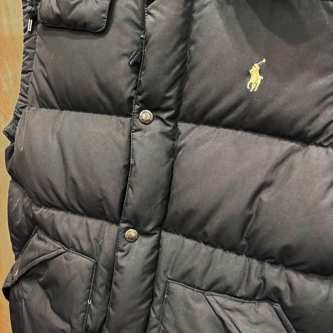 폴로 랄프로렌 하이넥 후드 다운 패딩 베스트 포니 로고 자수 디테일 블랙 상품이미지6
