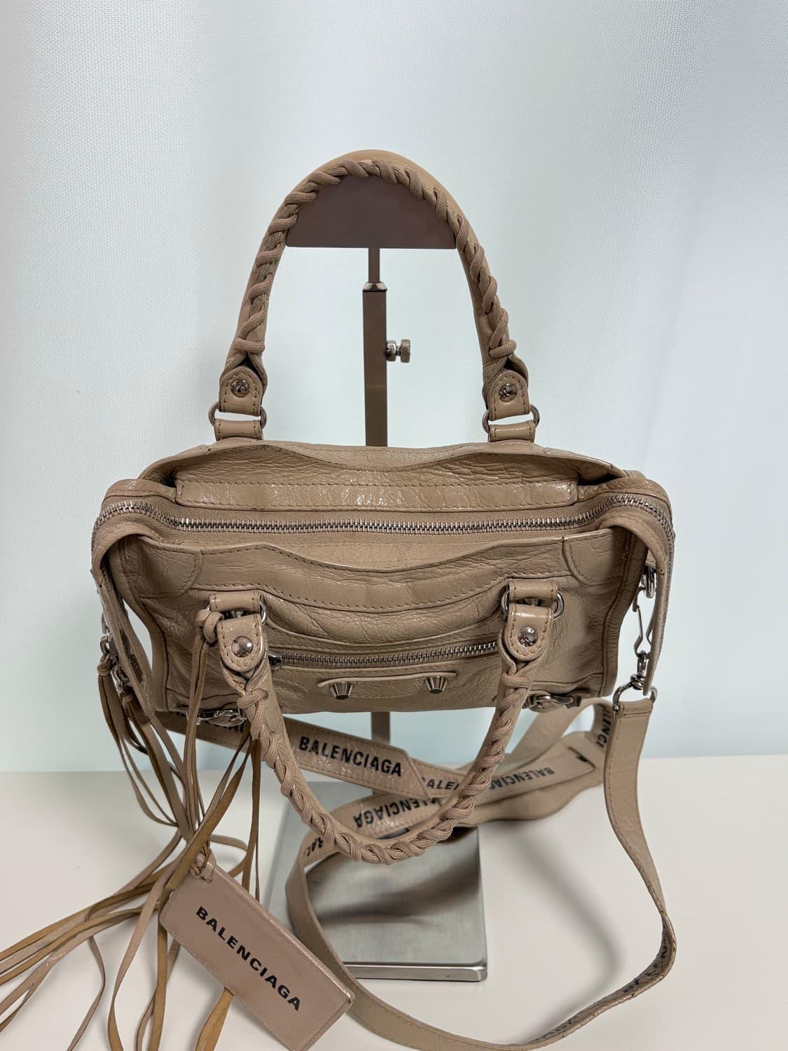 발렌시아가 모터백 미니 로고스트랩 베이지 상품이미지9