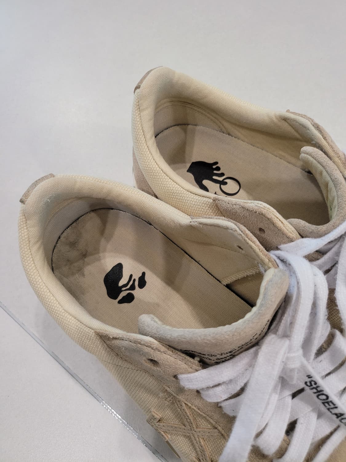 시선을 사로잡는 한 끗 차이, 오프화이트 벌카 스니커즈 OFF WHITE 상품이미지6