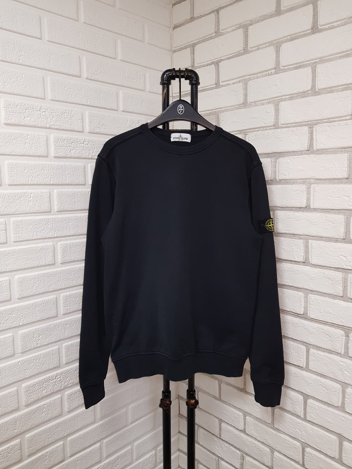 [55~66/정품] 스톤아일랜드 여성 와펜 맨투맨 블랙 상품이미지1