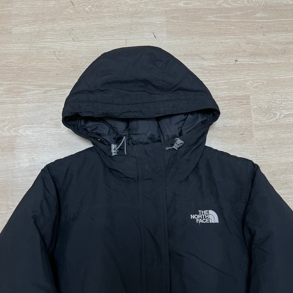 노스페이스 여성 구스다운 자수 로고 후드 패딩 점퍼 [블랙] L/90 상품이미지2