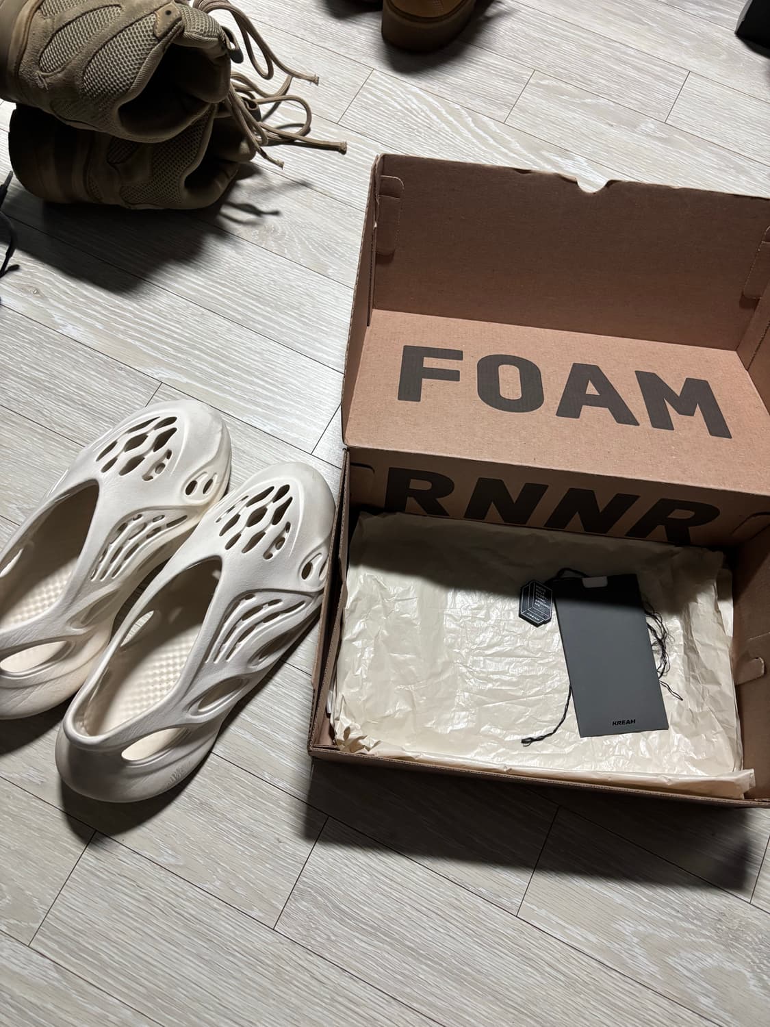 Adidas Yeezy Foam RNR Sand 상품이미지7