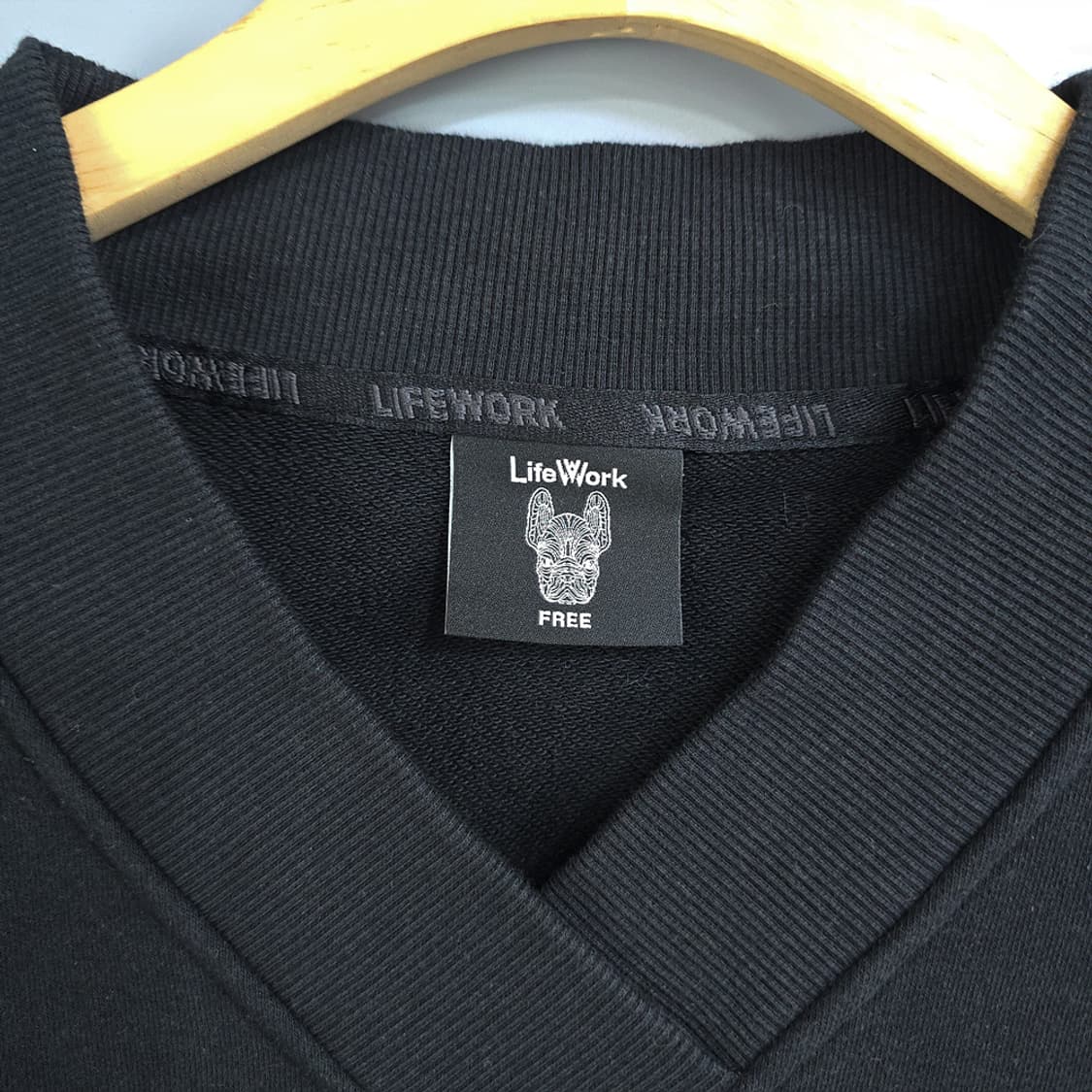 라이프워크(LifeWork) 브이넥 맨투맨 로고 포인트 FREE 상품이미지5