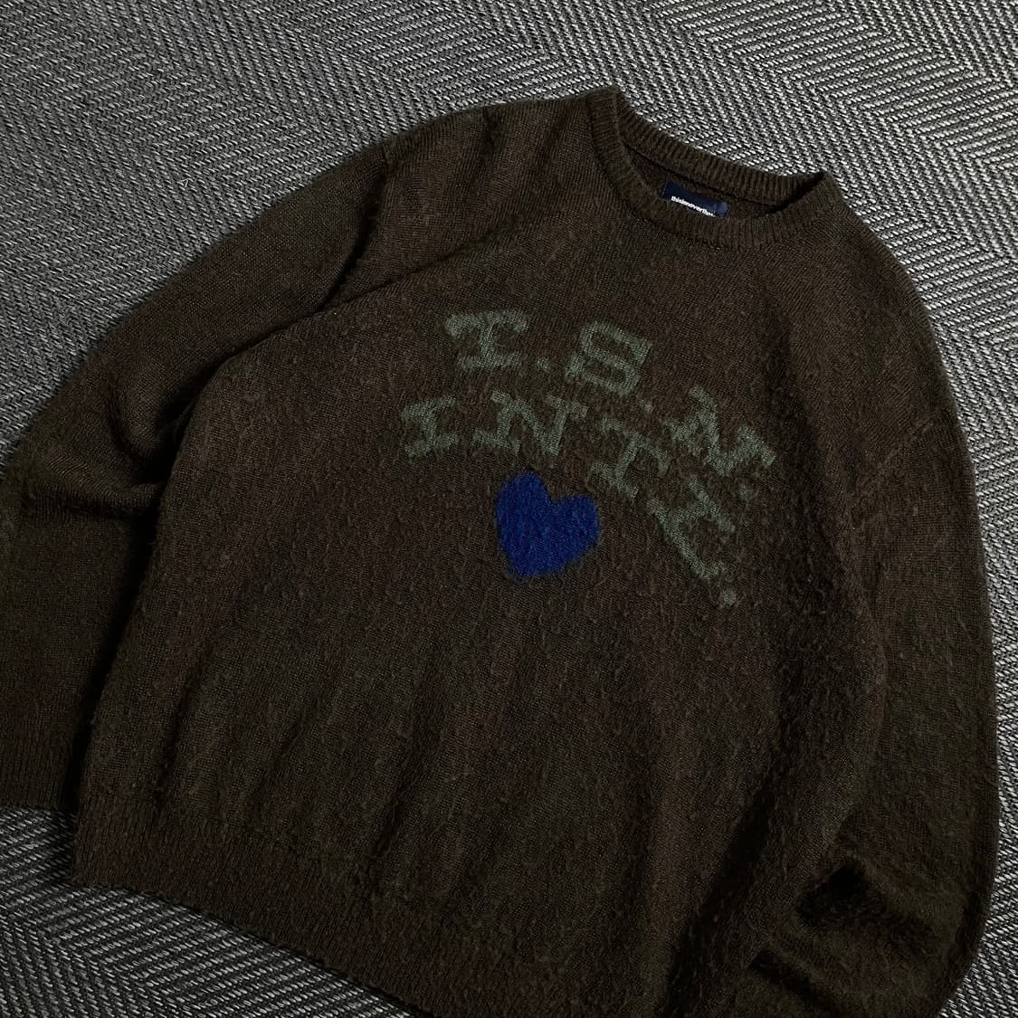 디스이즈네버댓 T.N.S 하트 로고 스웨터 브라운y 4059 상품이미지1