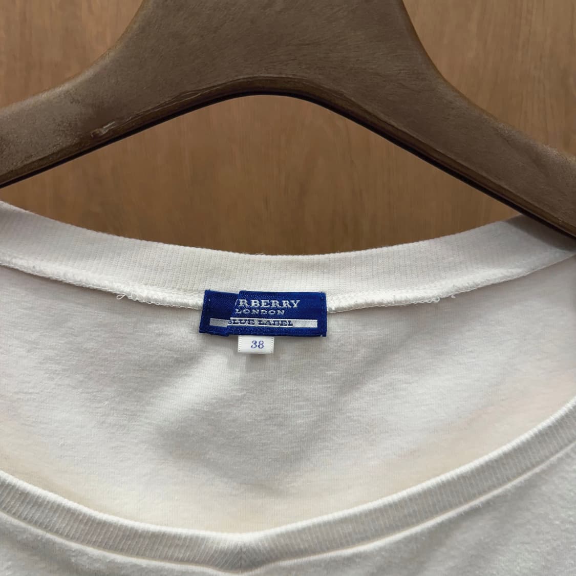 버버리 블루 라벨 오프숄더 맨투맨 컷아웃 핑크 로고 자수 디테일 화이트 상품이미지6