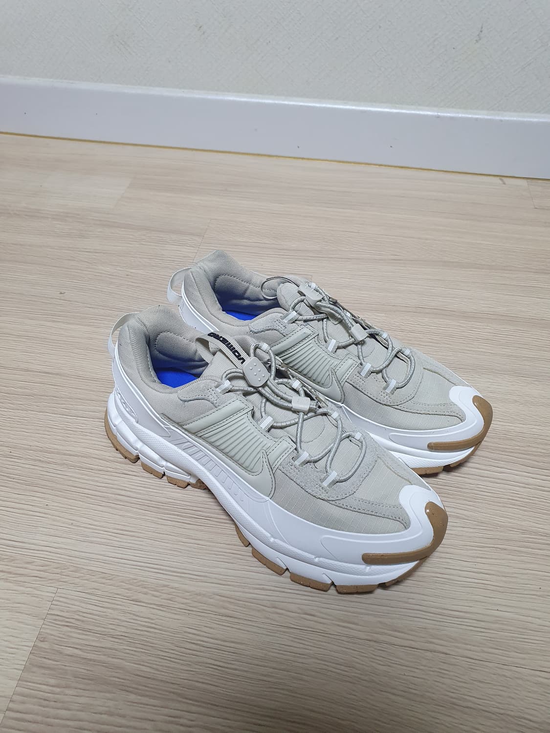 나이키 줌 보메로 룸 세일:검 라이트 스톤 255 상품이미지2