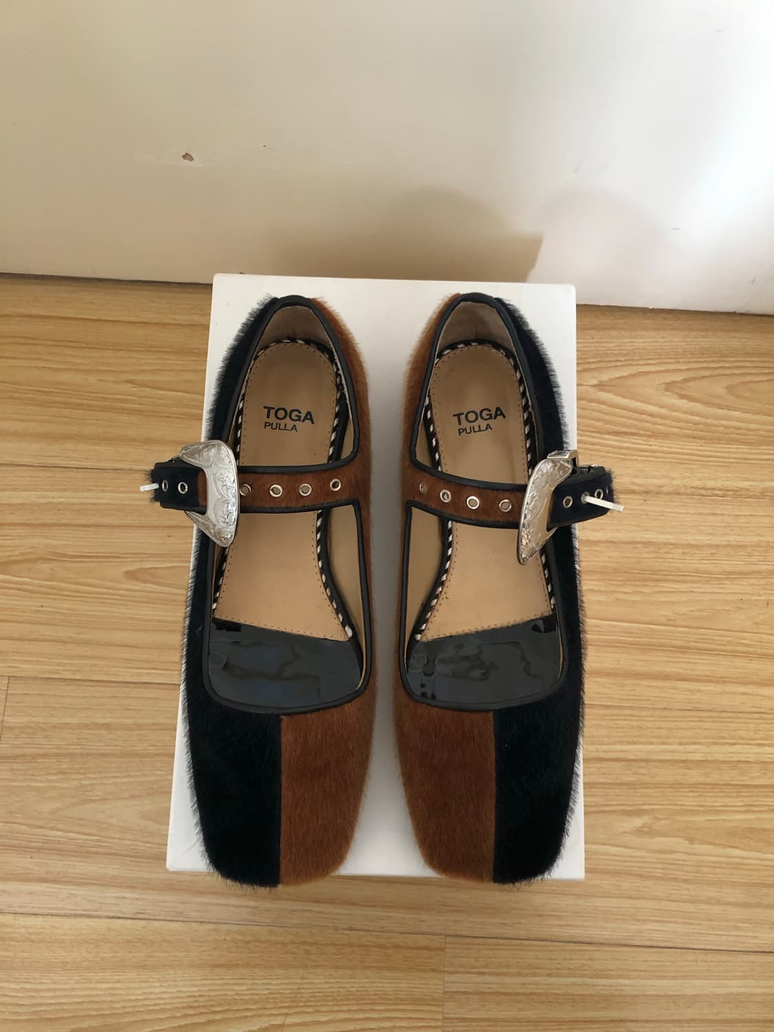 Toga Pulla 퍼 버클 메리슈즈 상품이미지1