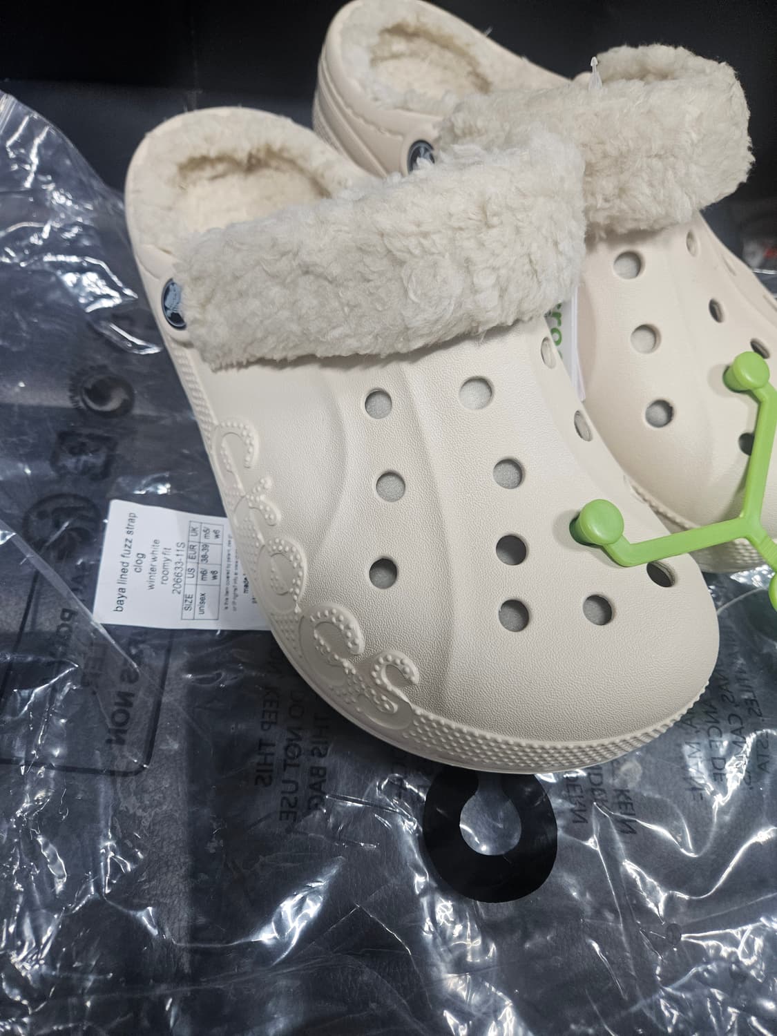 크록스   바야 라인드 퍼즈 스트랩 클로그 새상품 윈터화이트 상품이미지1