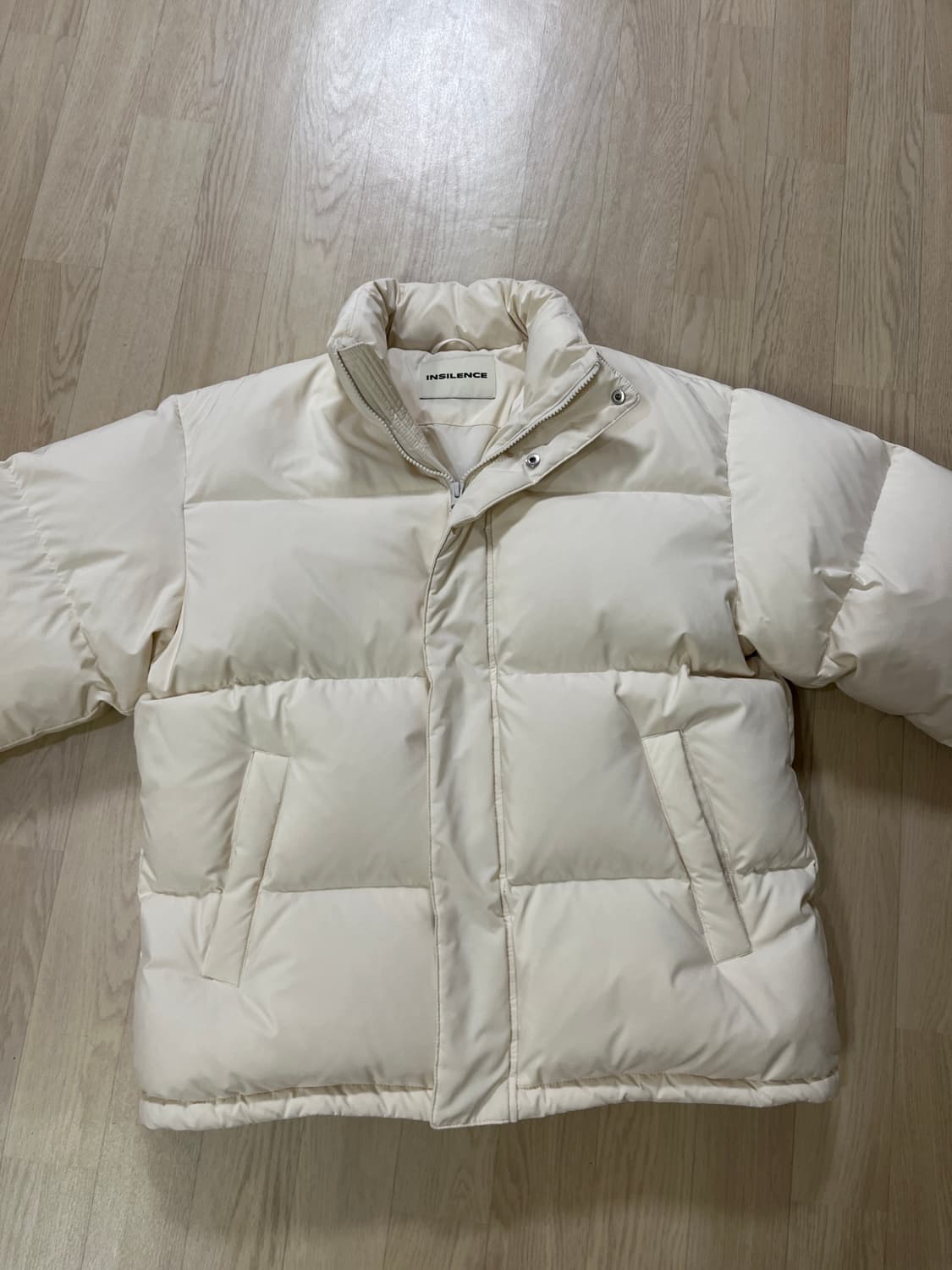인사일런스 에센셜 다운 재킷 크림색패딩 상품이미지2