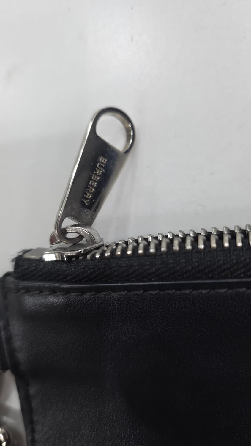 버버리 런던 잉글랜드 로고 프린트 레더 클러치 상품이미지4