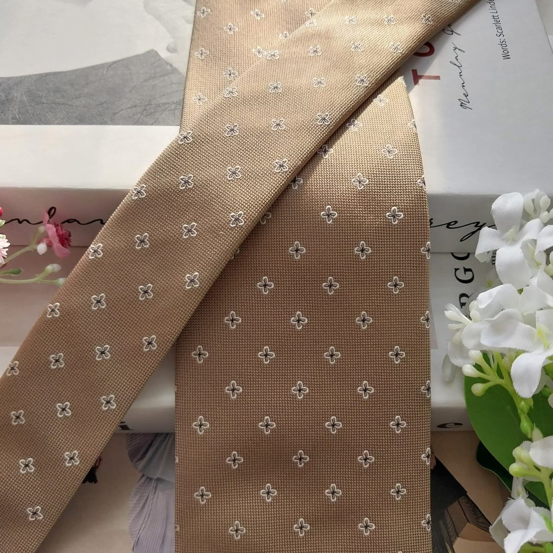 닥스 실크 베이지 플라워 모티브 넥타이 8.4cm A+등급 K1931
 상품이미지3